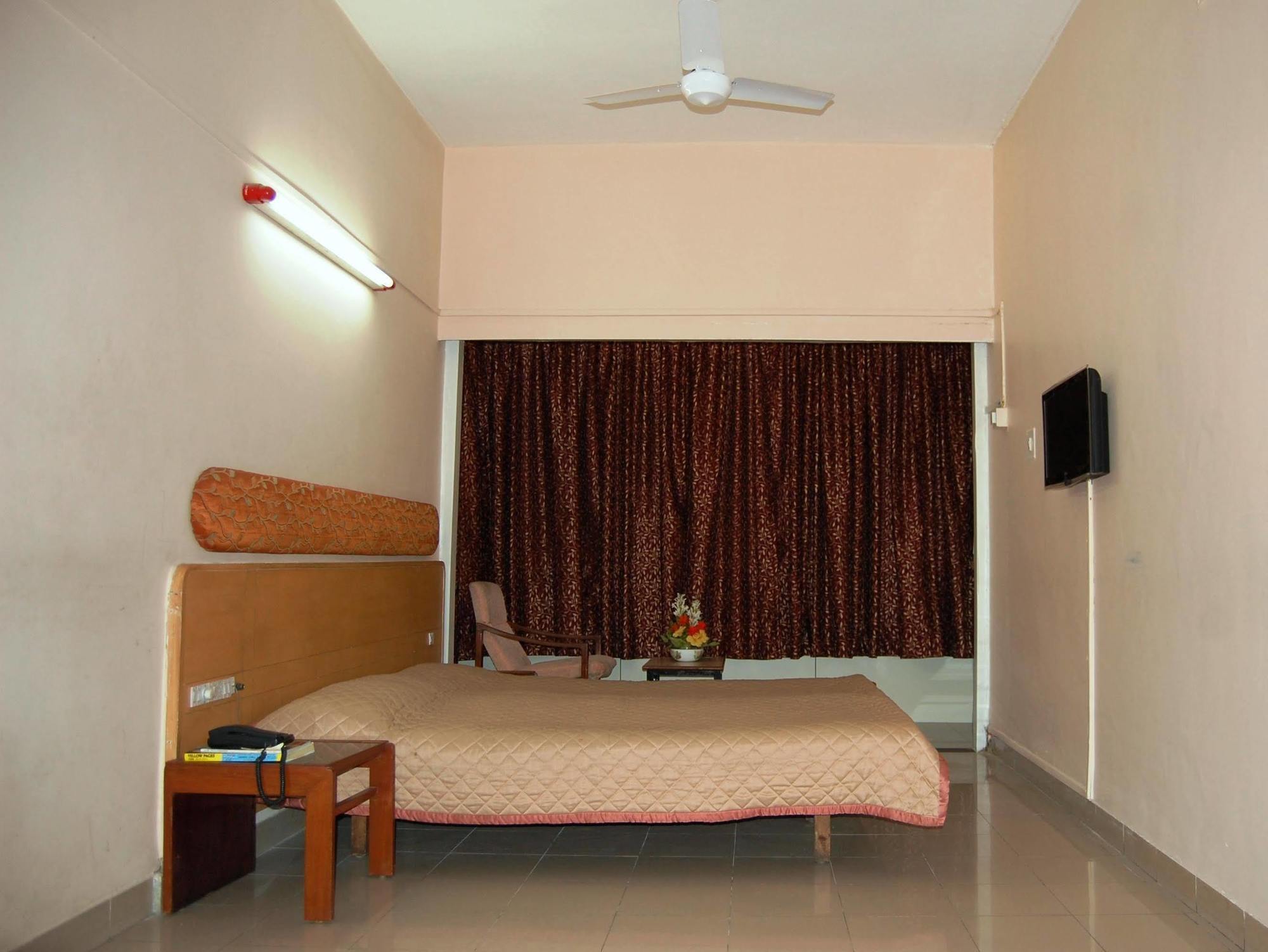 Hotel Raviraj Pune Eksteriør billede